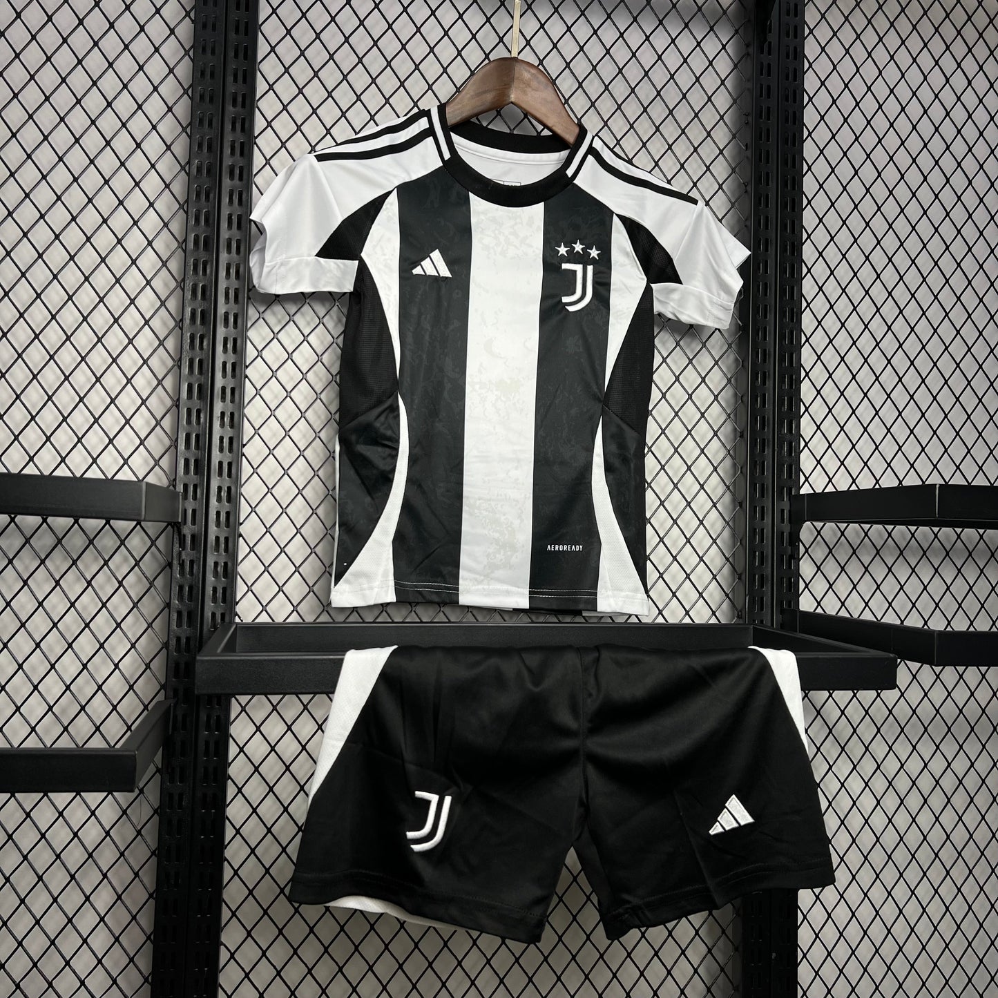 Juventus Cristiano Ronaldo 7 Kids Home Soccer Jersey 2024/25